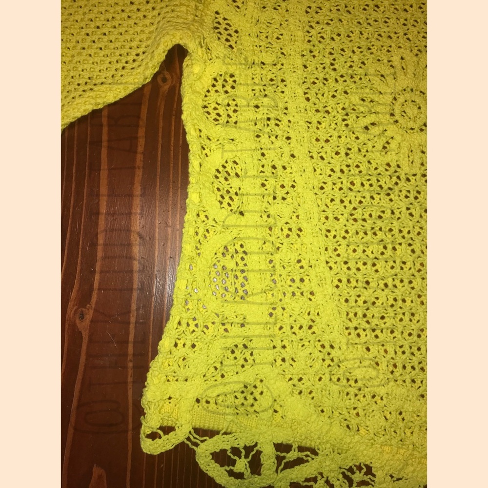 Crochet floral pattern yellow asymmetrical top - Picture 7 of 10